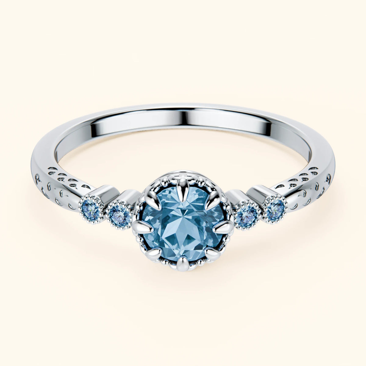 Pierścionek zaręczynowy Clarté – Topaz Swiss Blue 0,50 ct, kamienie boczne: niebieski diament laboratoryjny