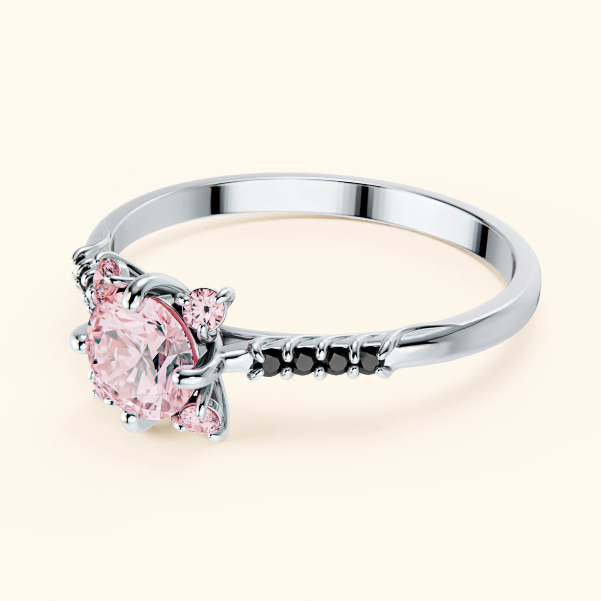 Pierścionek zaręczynowy Scintille – Różowy diament laboratoryjny 0,5 ct, kamienie boczne: czarny diament